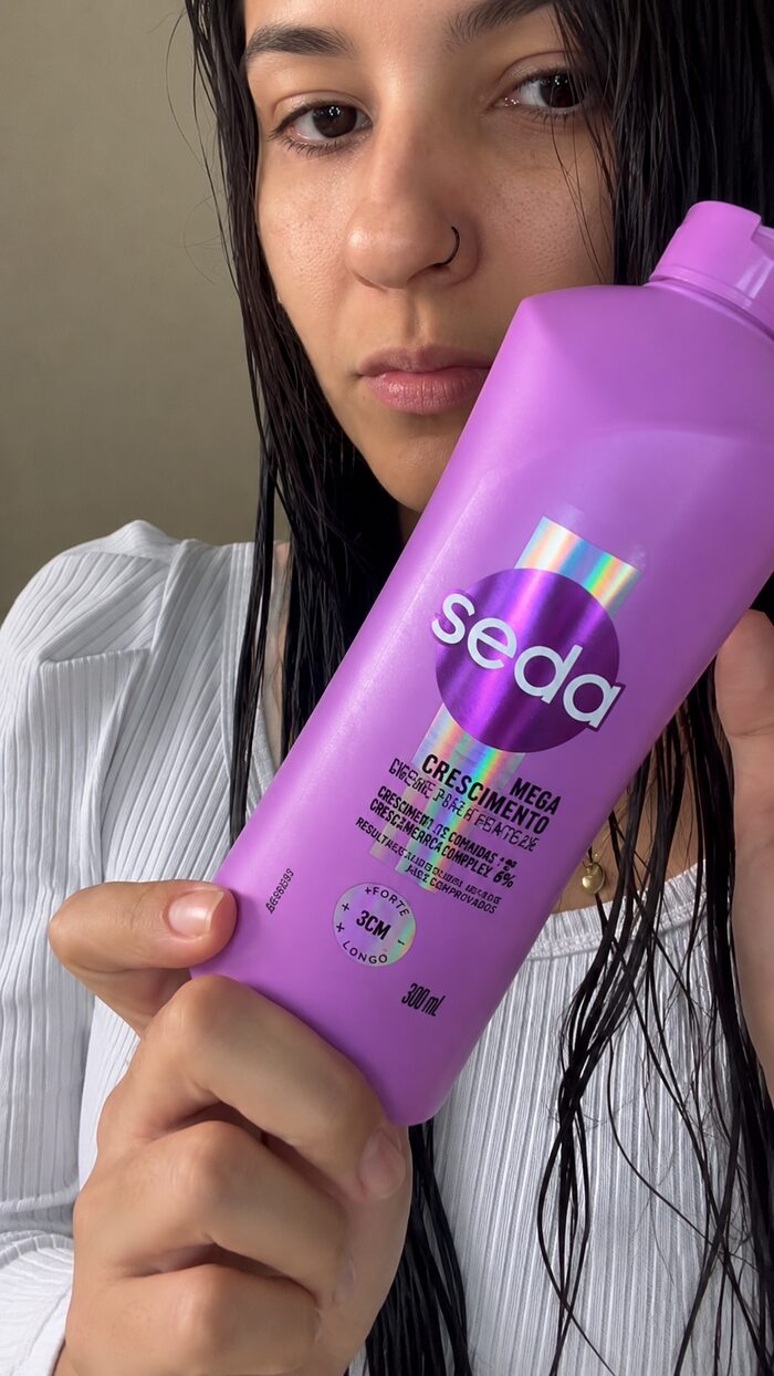 Shampoo Seda Mega Crescimento com cabelo molhado