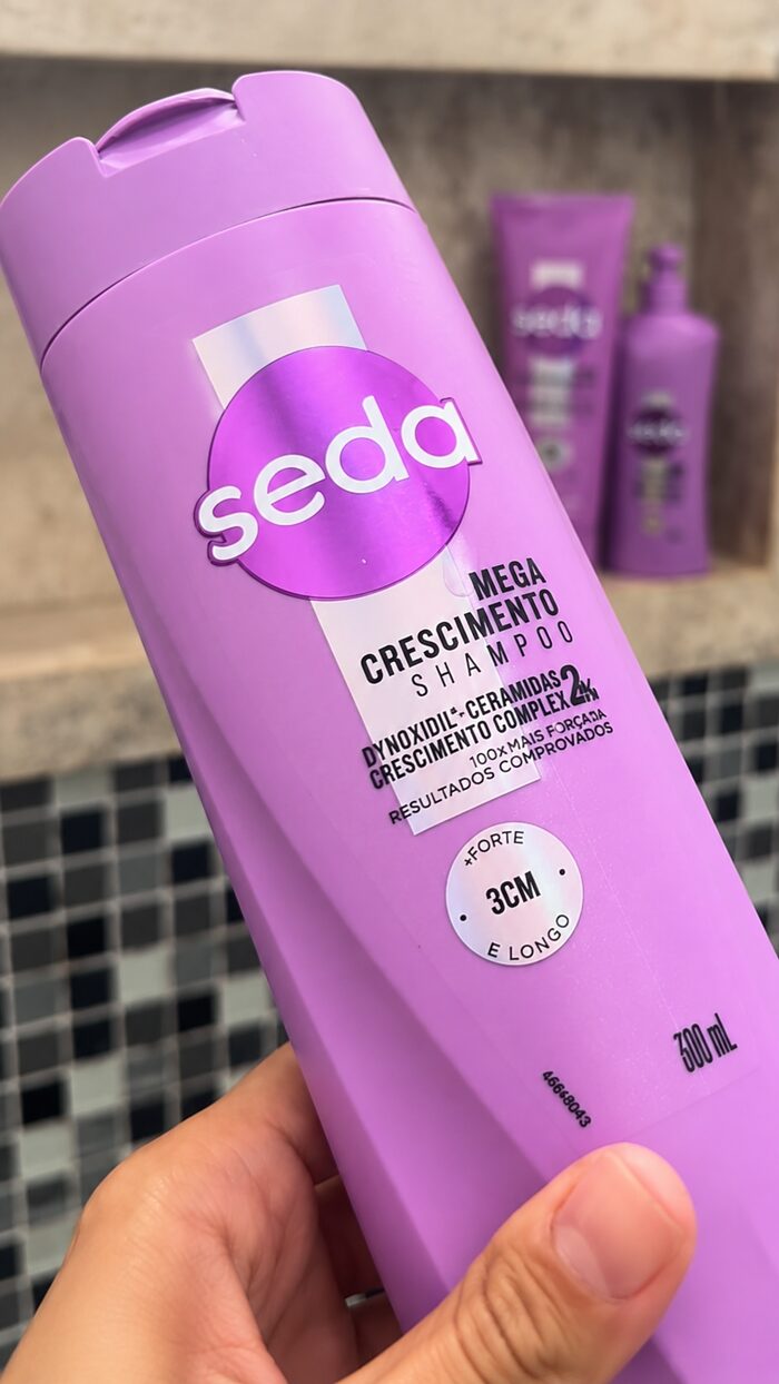 Shampoo Seda Mega Crescimento na mão